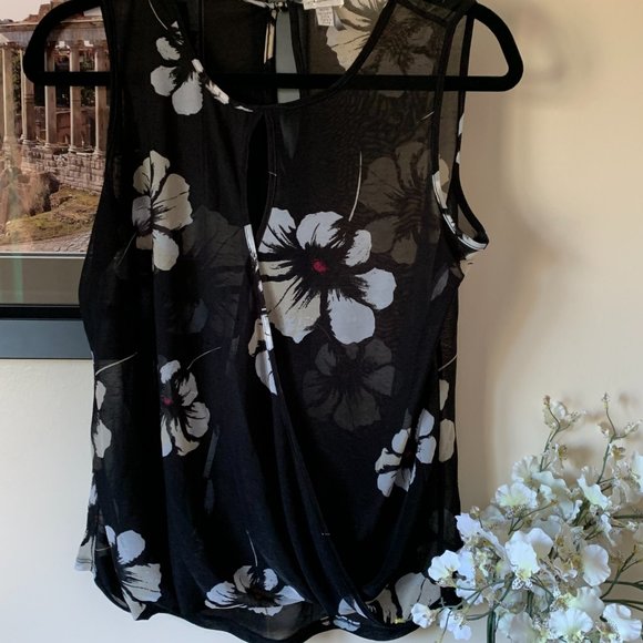 Size medium lightweight top. - Picture 3 of 3